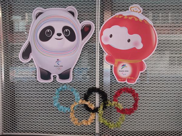 容融”冬奥吉祥物，凭借憨态可掬的造型，吸引了居民纷纷前来合影留念。